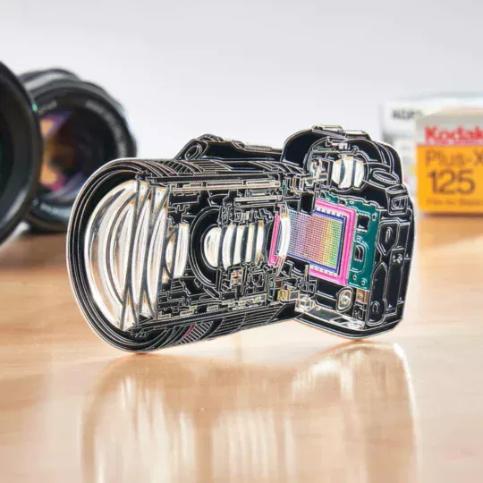 Przypinka DSLR Cross Section Pin with Transparent Lens