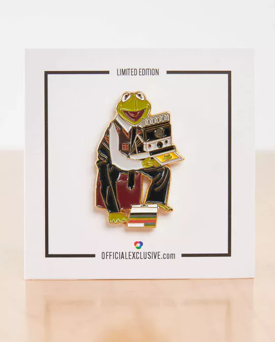 Przypinka Kermet Frog with Instant Film Camera